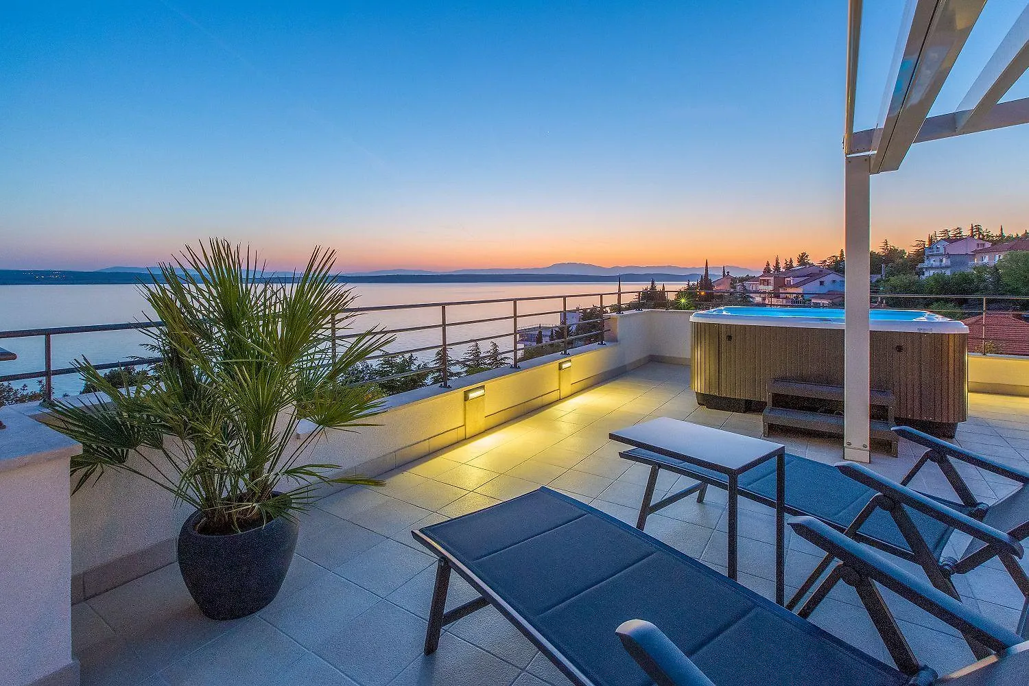 Beeindruckendes Apartment Nur 100 Meter Zum Strand Mit Jacuzzi, Sauna, Meerblick, Wifi Dramalj
